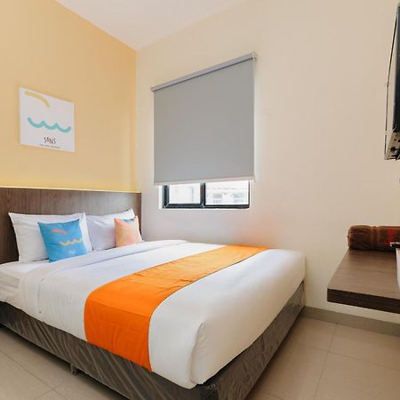 Sans Hotel Max Living Cengkareng Jakarta Exterior foto