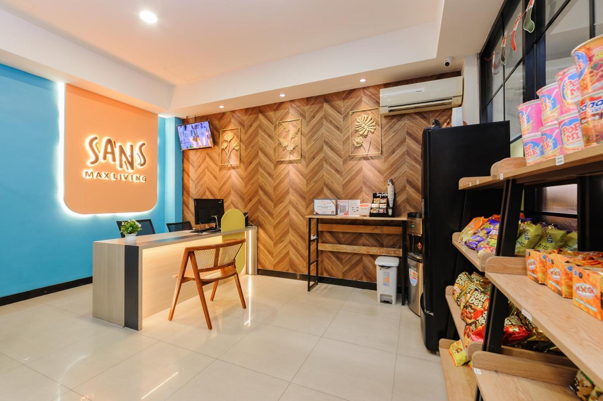 Sans Hotel Max Living Cengkareng Jakarta Exterior foto