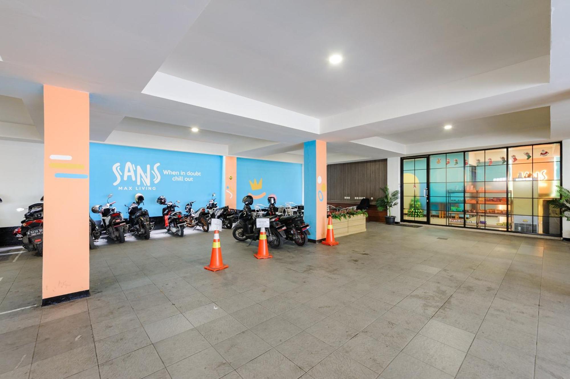 Sans Hotel Max Living Cengkareng Jakarta Exterior foto