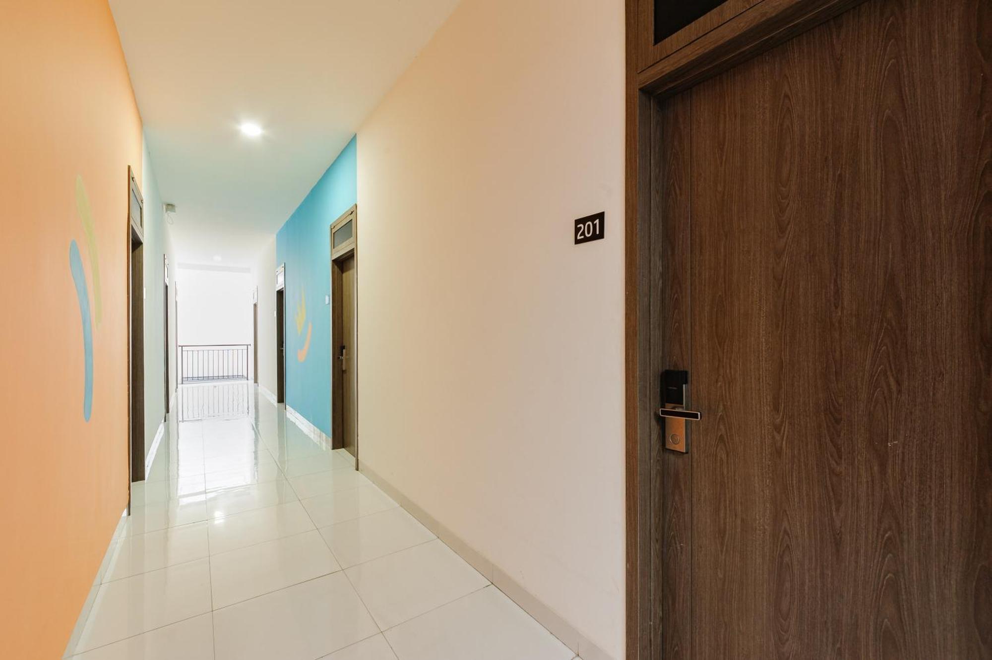 Sans Hotel Max Living Cengkareng Jakarta Exterior foto