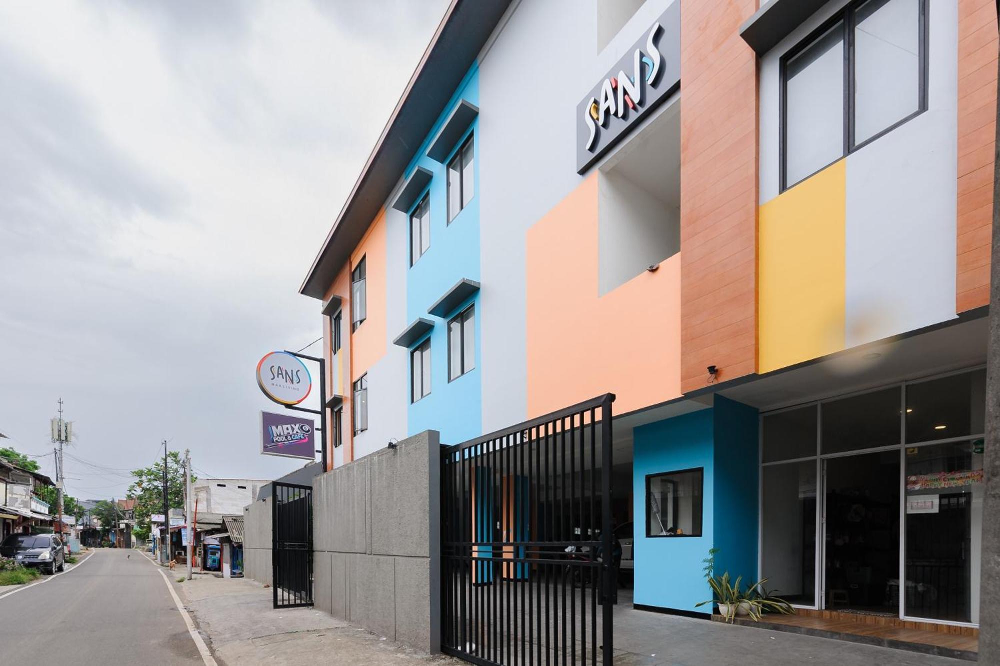 Sans Hotel Max Living Cengkareng Jakarta Exterior foto