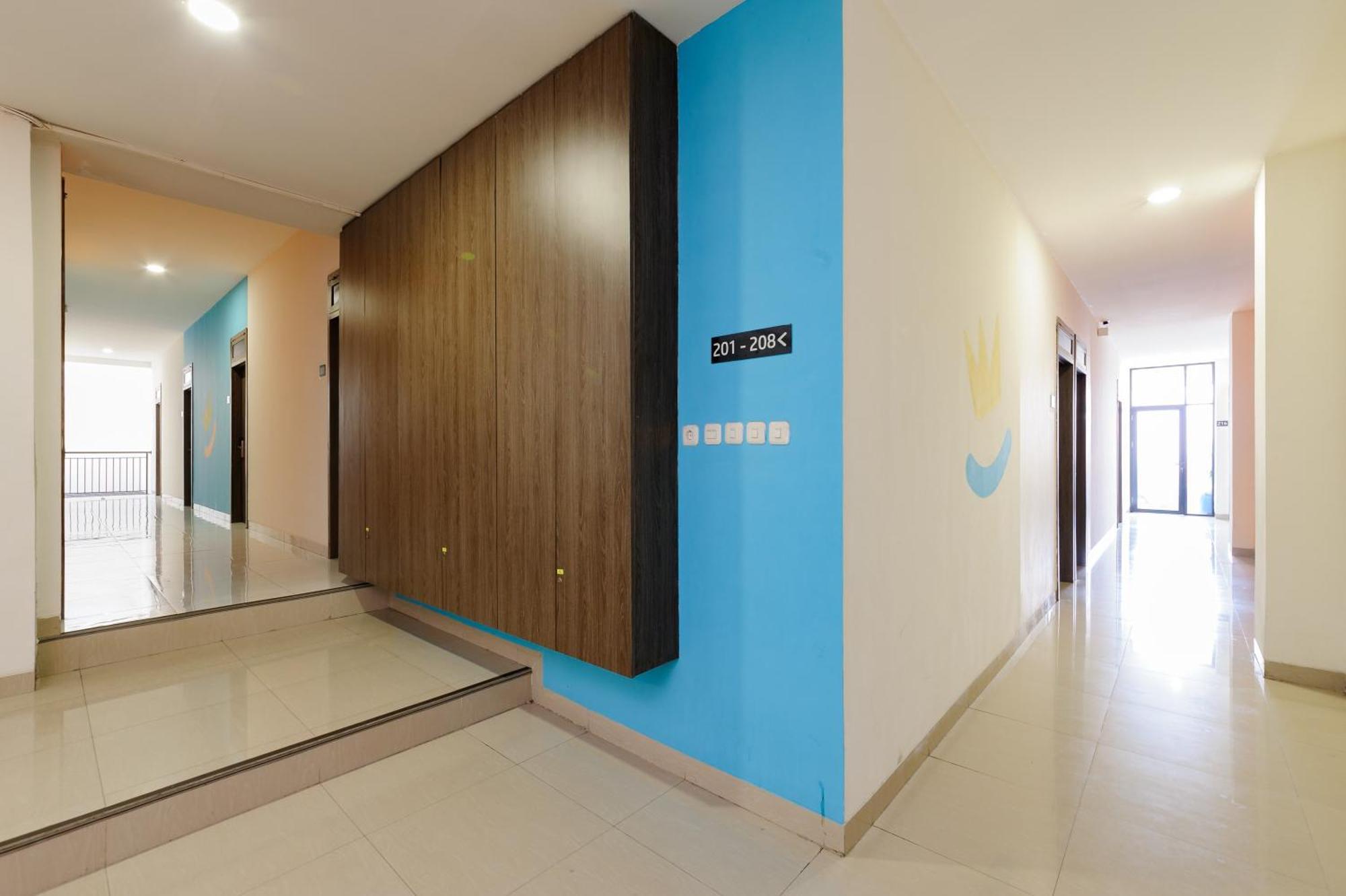 Sans Hotel Max Living Cengkareng Jakarta Exterior foto