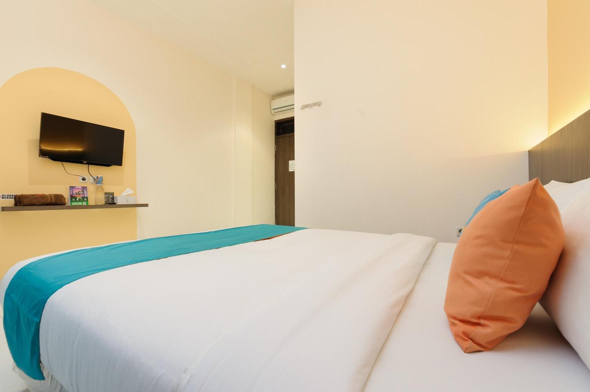 Sans Hotel Max Living Cengkareng Jakarta Exterior foto