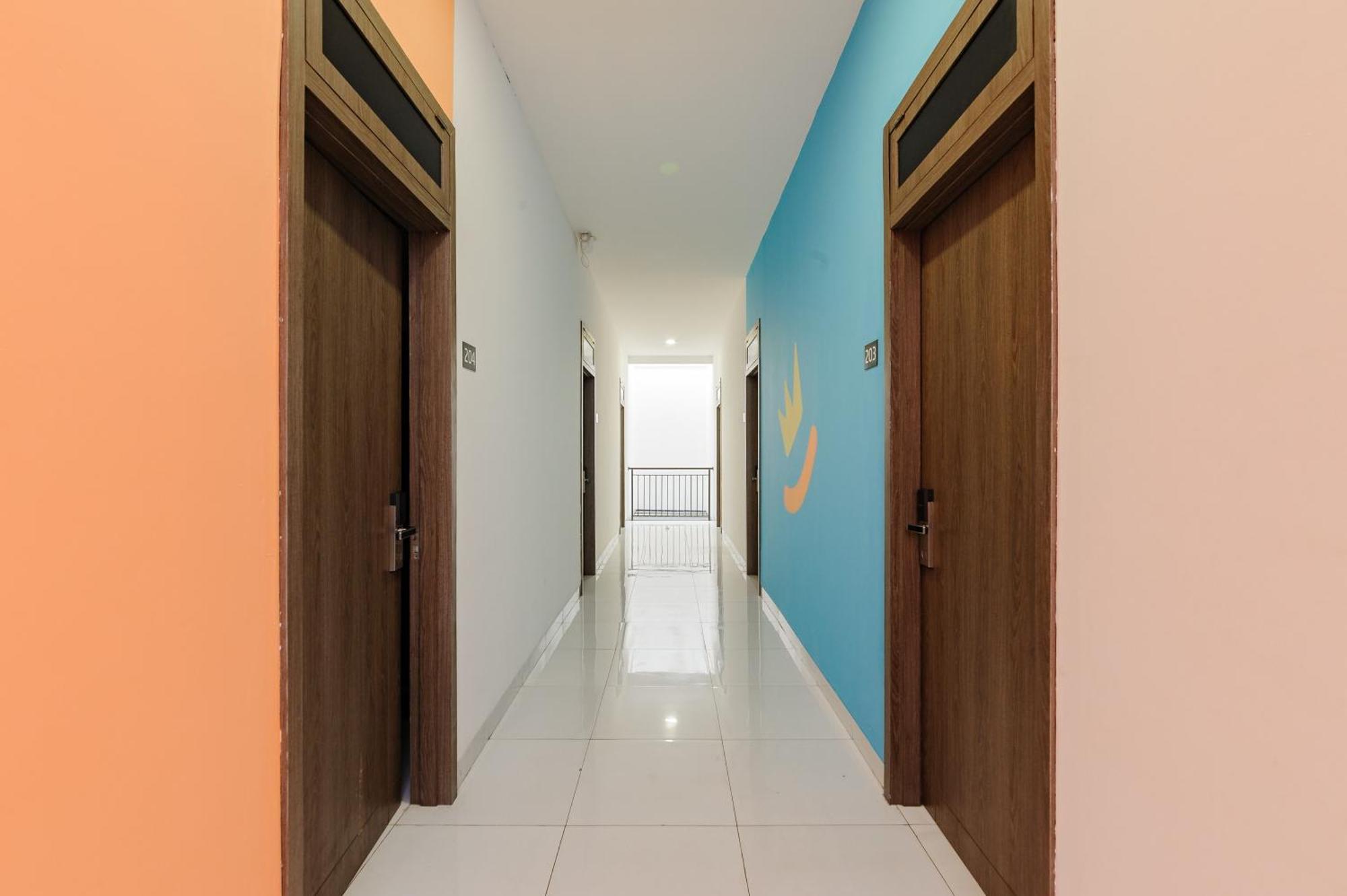 Sans Hotel Max Living Cengkareng Jakarta Exterior foto