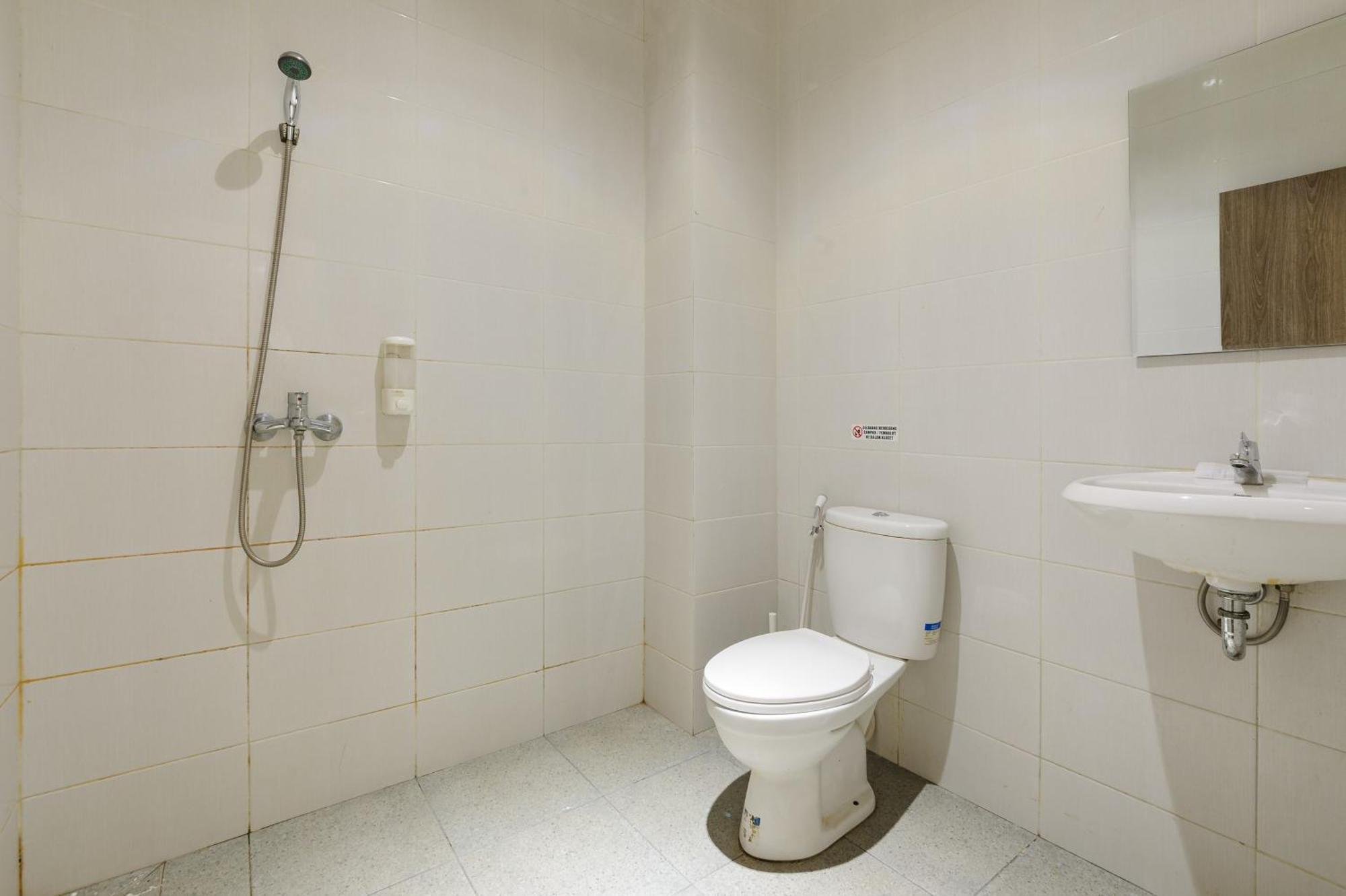 Sans Hotel Max Living Cengkareng Jakarta Exterior foto