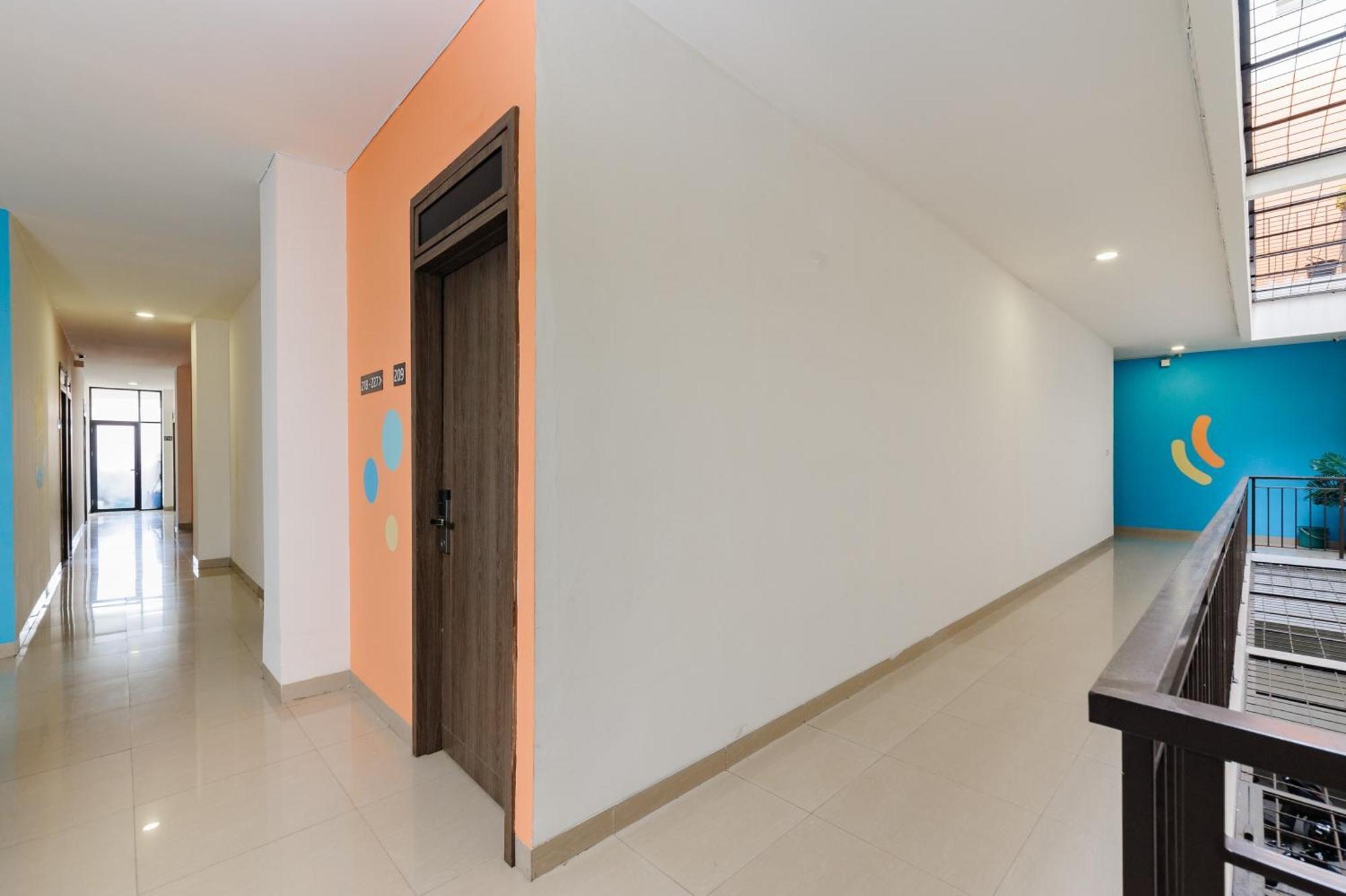 Sans Hotel Max Living Cengkareng Jakarta Exterior foto
