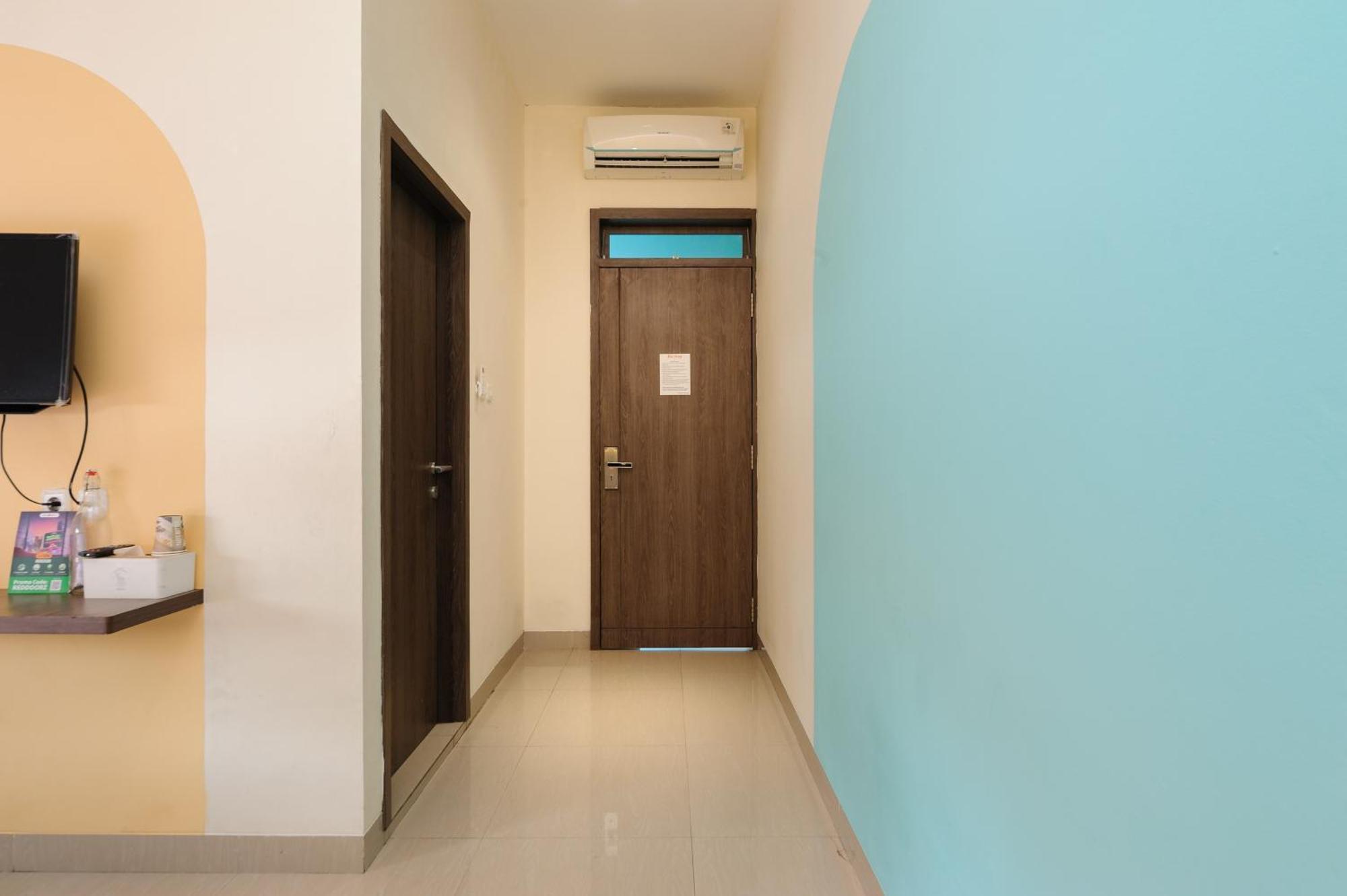 Sans Hotel Max Living Cengkareng Jakarta Exterior foto